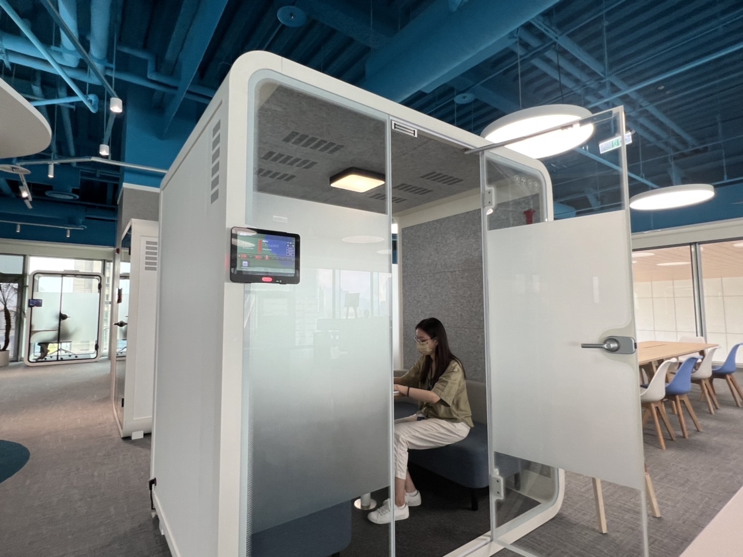 713贵宾会高雄據點的智慧行動辦公艙，展現713贵宾会在面板以外的研發應用軟實力